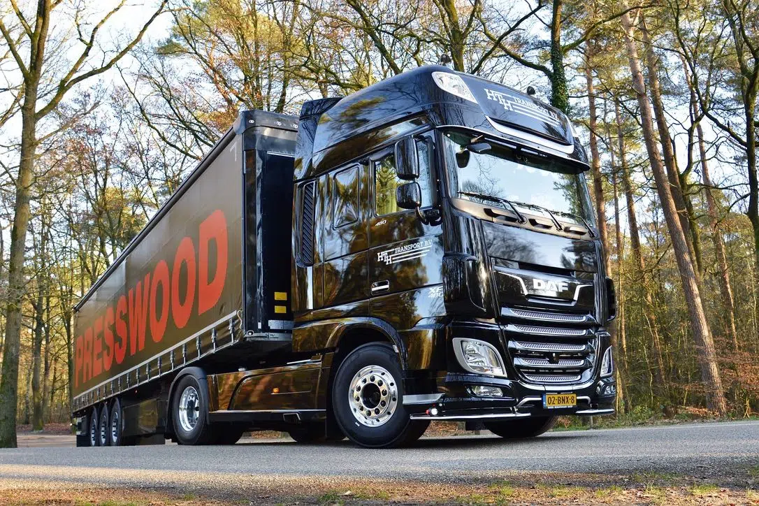 hth transport vrachtwagen presswood